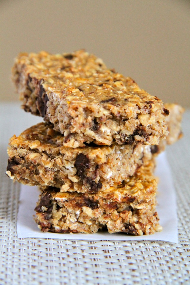 Soft and Chewy Protein Granola Bars -- easy, healthy, homemade granola bars that the whole family will love! Naturally gluten-free and easily made vegan || runningwithspoons.com