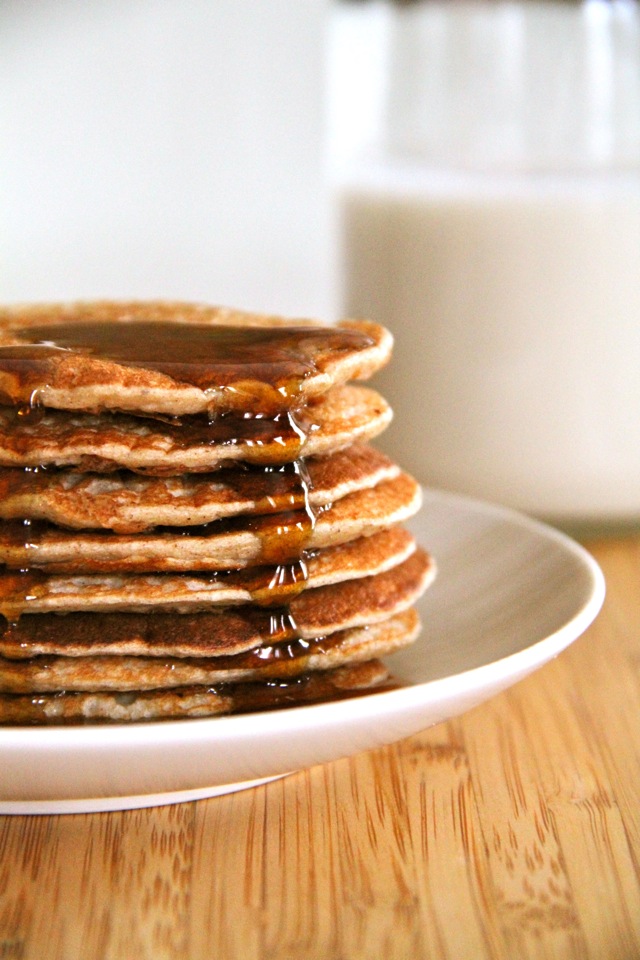 Banana Oat Greek Yogurt Pancakes - a quick and easy gluten-free breakfast that packs over 20g of whole food protein in under 300 calories for the ENTIRE recipe! | runningwithspoons.com #healthy