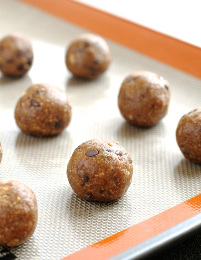 Chocolate Chip Oatmeal Date Balls -- #glutenfree #dairyfree #sugarfree #healthy #snack || runningwithspoons.com