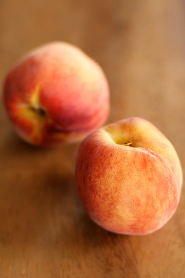 Perfect Summer Peaches. So juicy. So sweet. So... unghhhh! || runningwithspoons.com