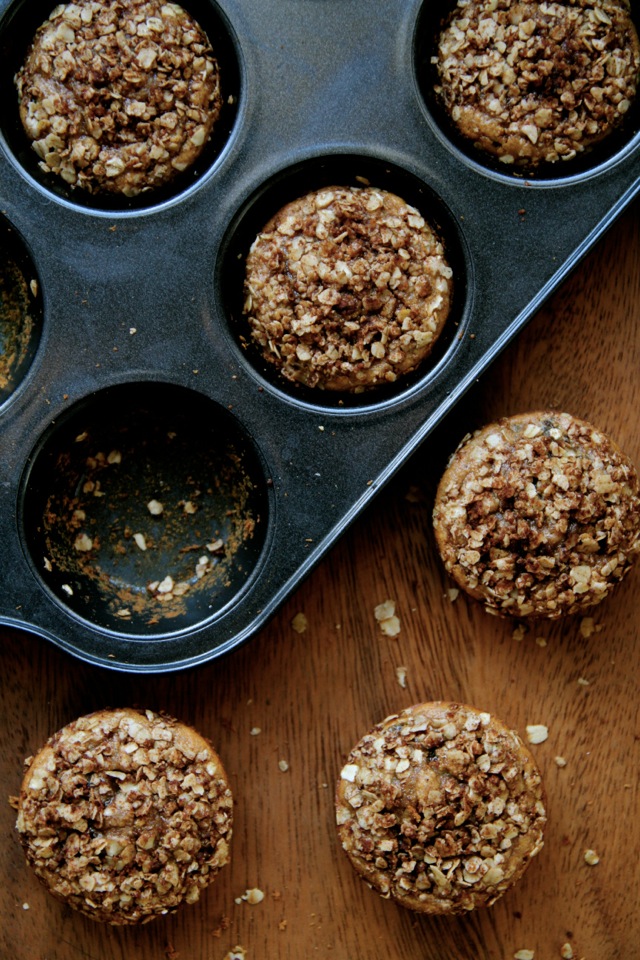 Flourless Apple Cinnamon Muffins -- soft, sweet, and made without flour, oil, or refined sugar! || runningwithspoons.com #apple #muffin