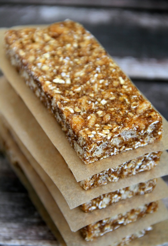 No Bake Pumpkin Spice Granola Bars -- loaded with wholesome ingredients and plenty of sweetness and spice, these soft and chewy No Bake Pumpkin Spice Granola Bars are the ULTIMATE fall treat! || runningwithspoons.com 