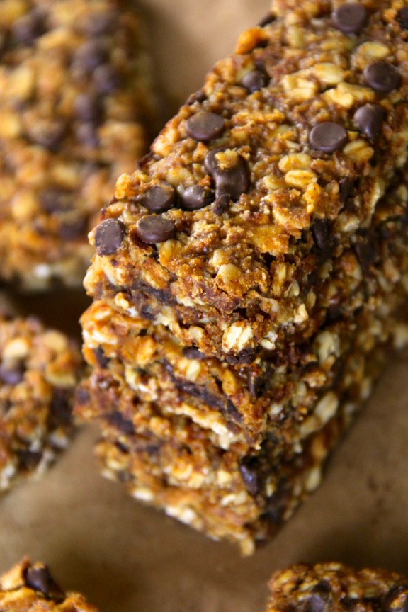 Soft and Chewy Pumpkin Granola Bars -- loaded with oats, pumpkin, chocolate, and warming spices! || runningwithspoons.com #pumpkin #granolabar