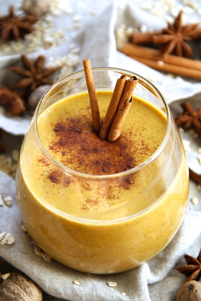 Pumpkin Spice Overnight Oatmeal Smoothie -- smooth, creamy, and sure to keep you satisfied for hours! This delicious "I can't believe it's healthy" smoothie is a great way to satisfy those pumpkin spice latte cravings without all the added sugar || runningwithspoons.com #pumpkin #smoothie #vegan #healthy #breakfast