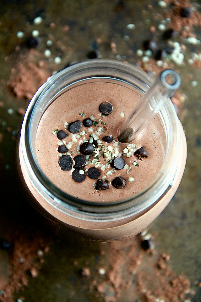 This healthy Chocolate Hemp Overnight Oatmeal Smoothie tastes just like melted chocolate ice cream and packs an impressive 15 g of plant-based protein while meeting the minimum RDA for omega-3s! | runningwithspoons.com #vegan #glutenfree #recipe