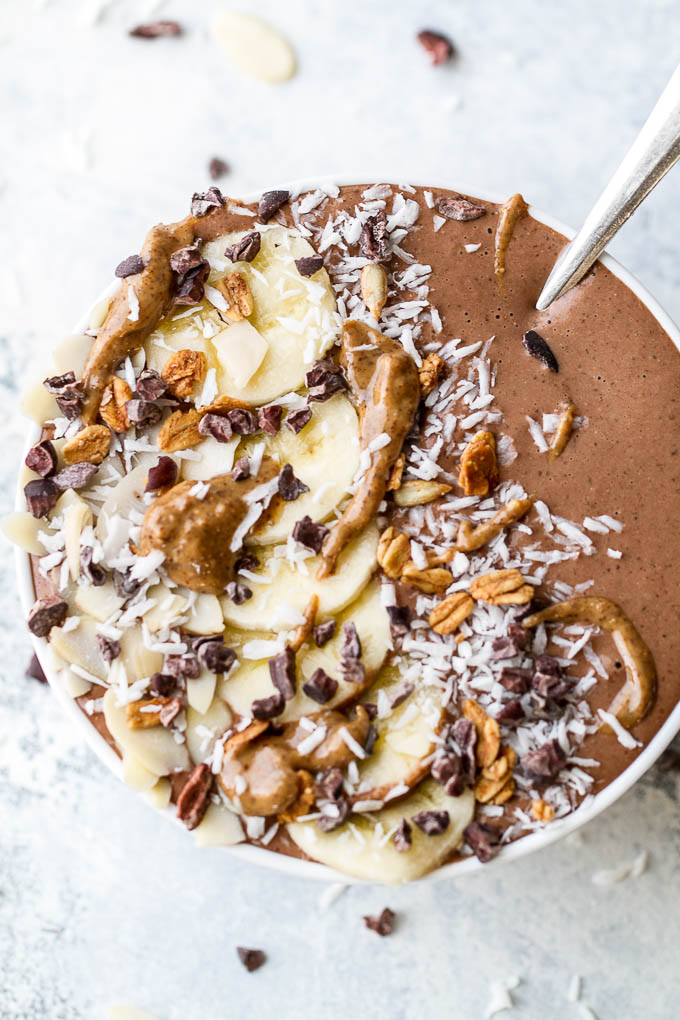 This creamy Chocolate Banana Oatmeal Smoothie Bowl has that stick-to-your-ribs feeling of a bowl of oats and will keep you satisfied for hours with plenty of fiber, plant-based protein, and healthy fat. The perfect vegan and gluten-free breakfast or snack! | runningwithspoons.com