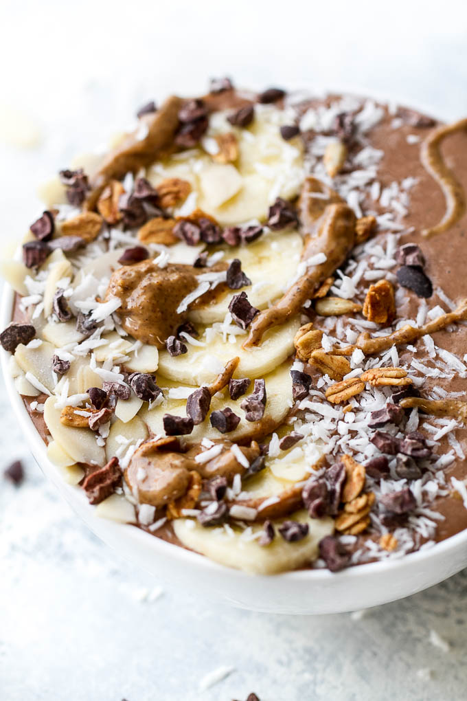 This creamy Chocolate Banana Oatmeal Smoothie Bowl has that stick-to-your-ribs feeling of a bowl of oats and will keep you satisfied for hours with plenty of fiber, plant-based protein, and healthy fat. The perfect vegan and gluten-free breakfast or snack! | runningwithspoons.com