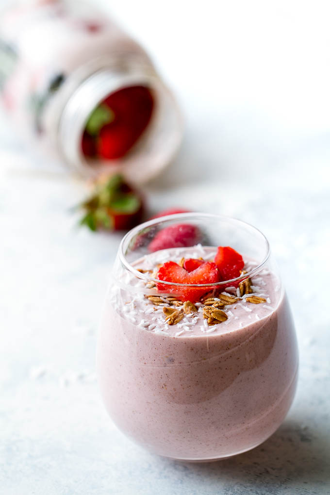 This Strawberry Banana Oat Breakfast Smoothie is guaranteed to keep you satisfied all morning with 20 grams of whole food protein and a good balance of healthy carbs and fats | runningwithspoons.com