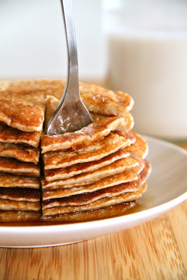 Banana Oat Greek Yogurt Pancakes - a quick and easy gluten-free breakfast that packs over 20g of whole food protein in under 300 calories for the ENTIRE recipe! | runningwithspoons.com #healthy