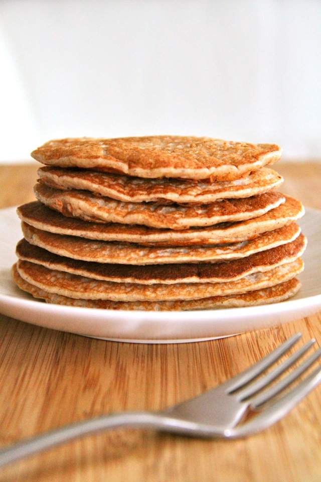 Banana Oat Greek Yogurt Pancakes - a quick and easy gluten-free breakfast that packs over 20g of whole food protein in under 300 calories for the ENTIRE recipe! | runningwithspoons.com #healthy