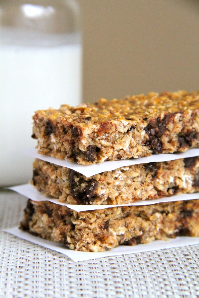 Soft and Chewy Protein Granola Bars -- easy, healthy, homemade granola bars that the whole family will love! Naturally gluten-free and easily made vegan || runningwithspoons.com