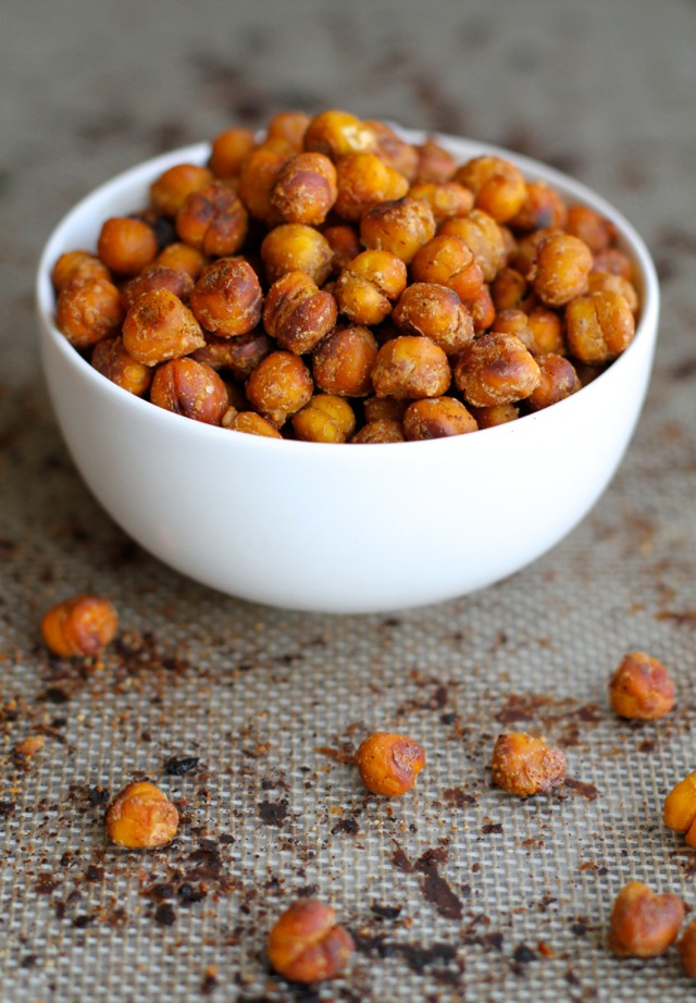 Honey Almond Roasted Chickpeas || runningwithspoons.com