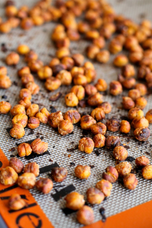 Honey Almond Roasted Chickpeas || runningwithspoons.com