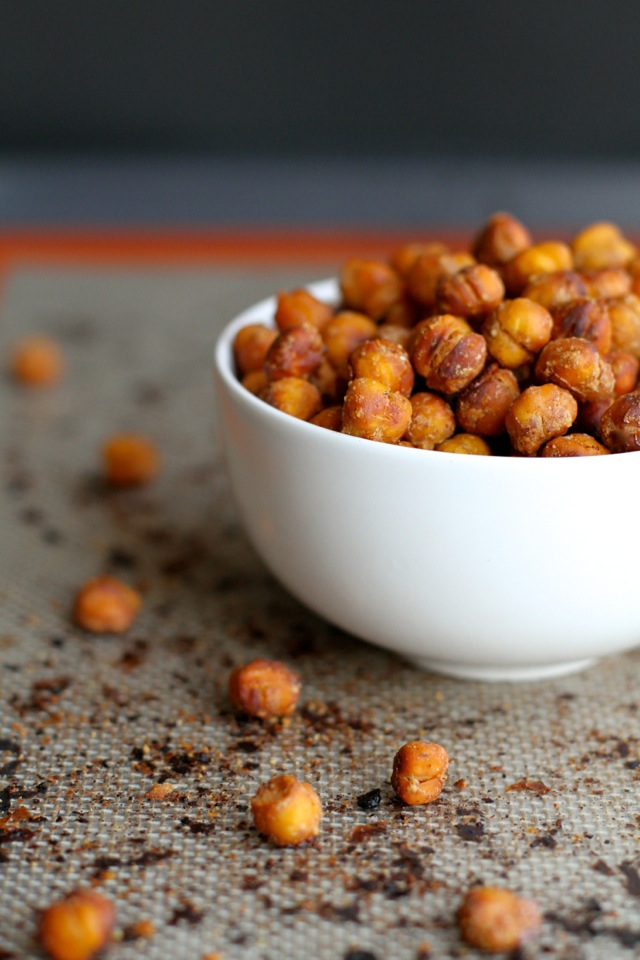 Honey Almond Roasted Chickpeas || runningwithspoons.com