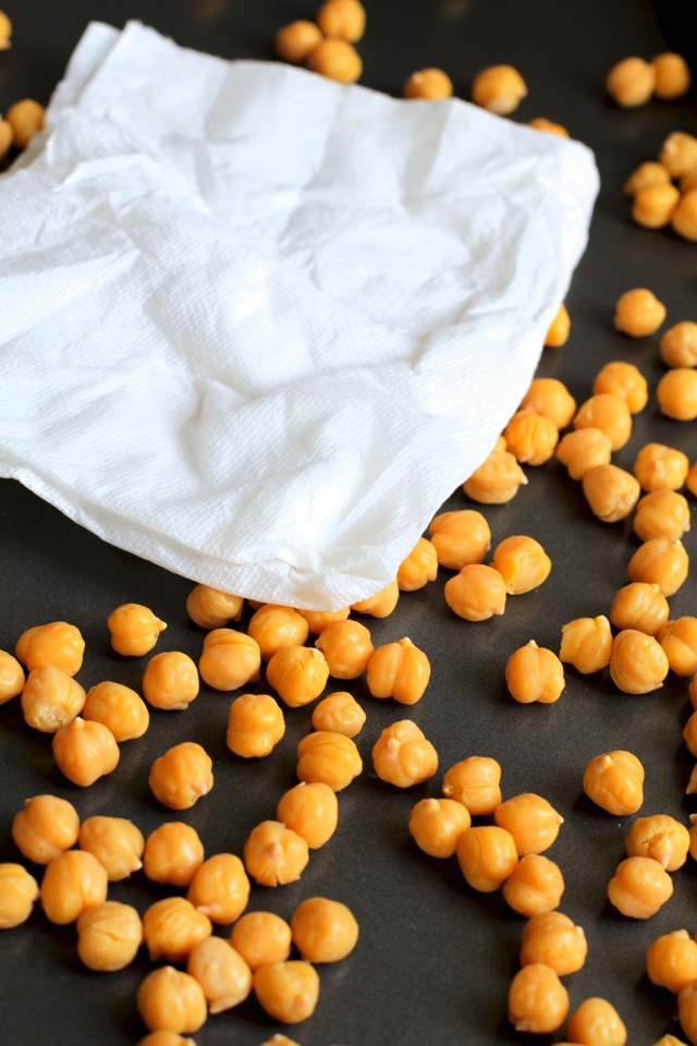 Honey Almond Roasted Chickpeas || runningwithspoons.com