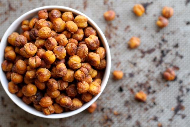 Honey Almond Roasted Chickpeas || runningwithspoons.com