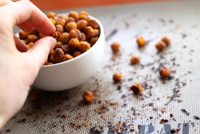 Honey Almond Roasted Chickpeas || runningwithspoons.com