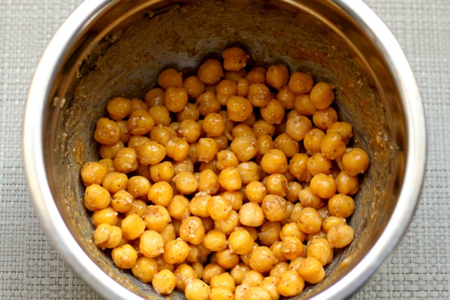 Honey Almond Roasted Chickpeas || runningwithspoons.com