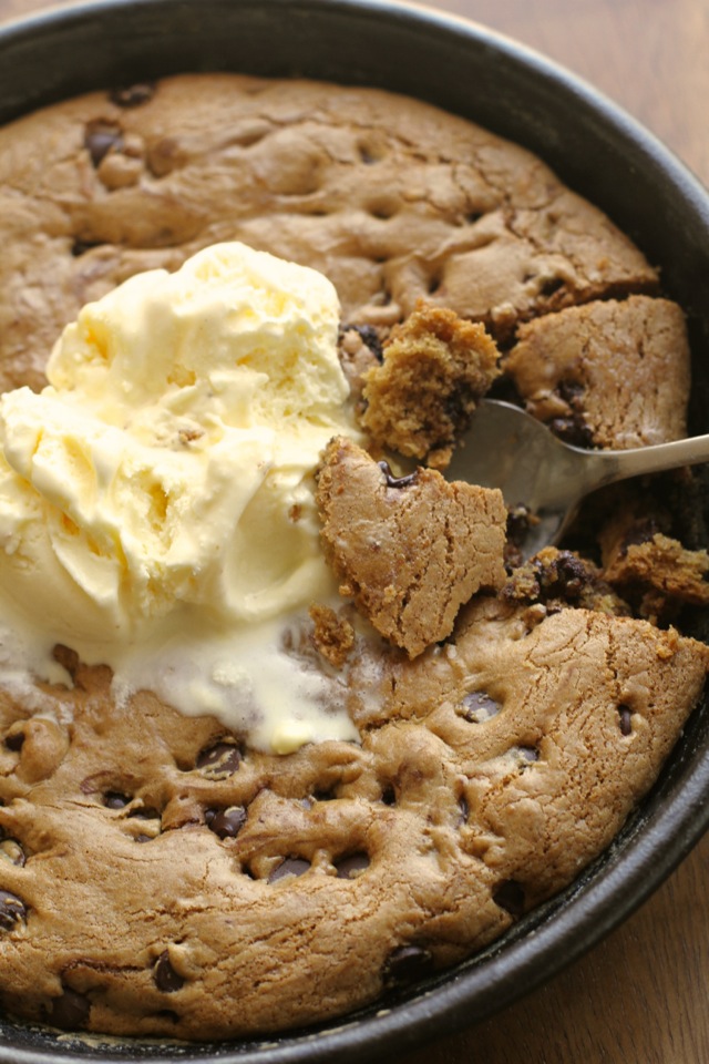 Soft and Chewy Chocolate Chip Skillet Cookie || runningwithspoons.com