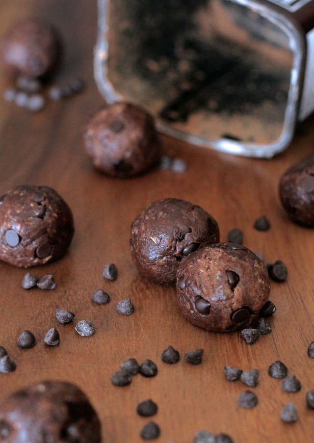 No Bake Double Chocolate Fudge Protein Bites || runningwithspoons.com