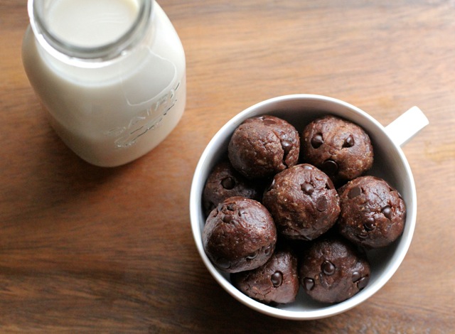 No Bake Double Chocolate Fudge Protein Bites || runningwithspoons.com