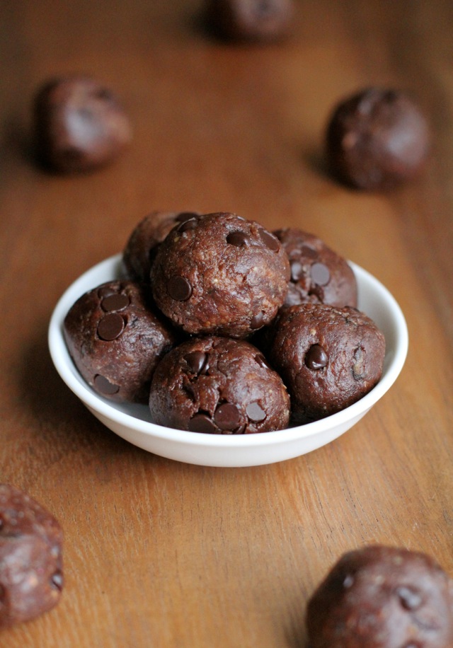 No Bake Double Chocolate Fudge Protein Bites || runningwithspoons.com