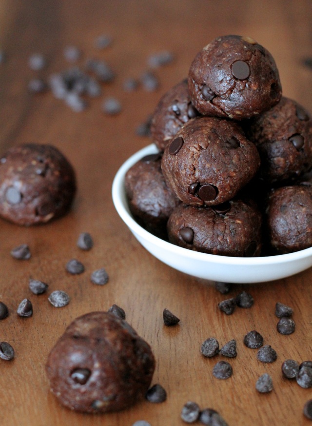 No Bake Double Chocolate Fudge Protein Bites || runningwithspoons.com