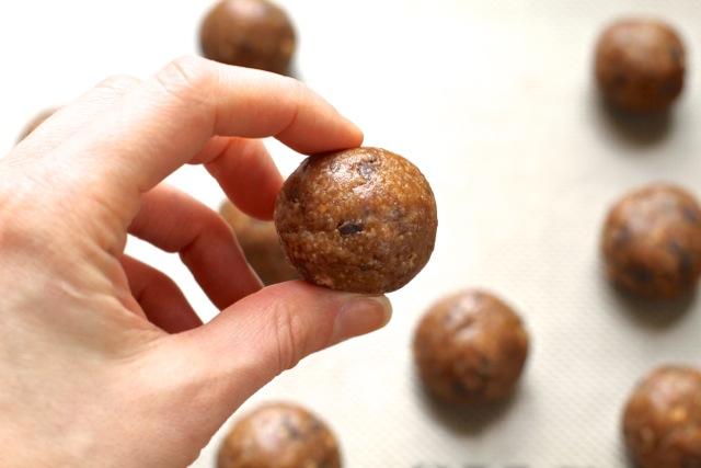 Chocolate Chip Oatmeal Date Balls -- #glutenfree #dairyfree #sugarfree #healthy #snack || runningwithspoons.com