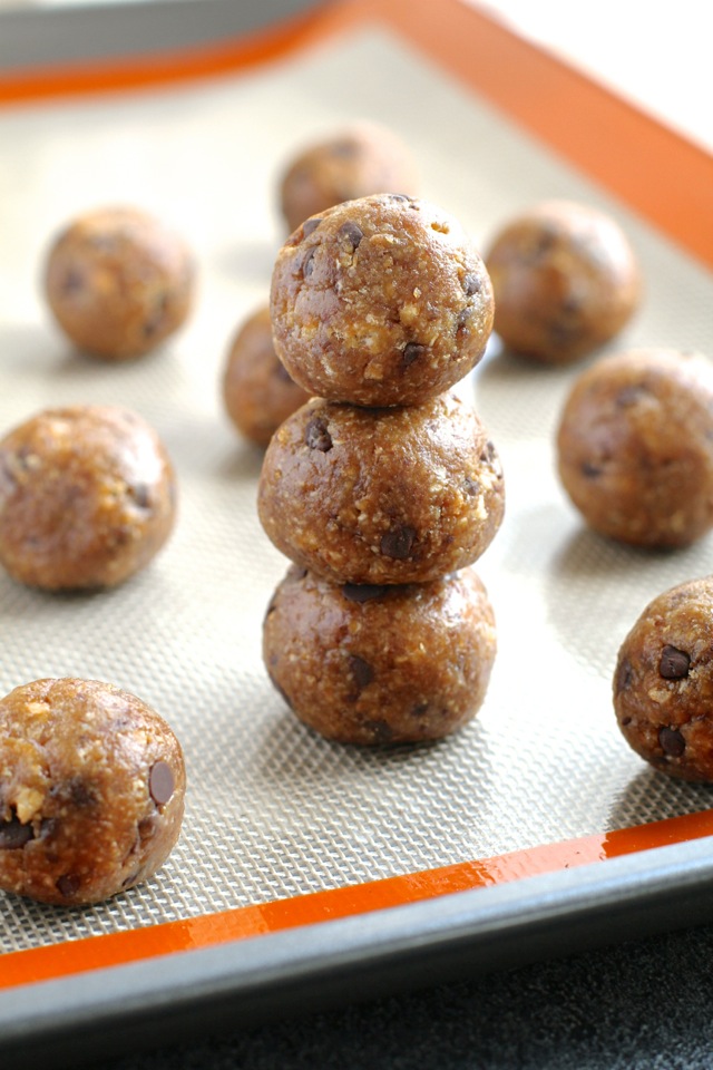 Chocolate Chip Oatmeal Date Balls -- #glutenfree #dairyfree #sugarfree #healthy #snack || runningwithspoons.com