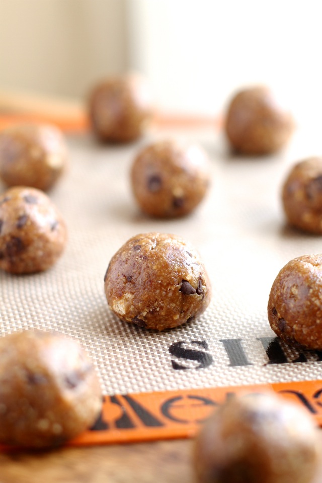 Chocolate Chip Oatmeal Date Balls -- #glutenfree #dairyfree #sugarfree #healthy #snack || runningwithspoons.com