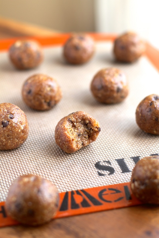 Chocolate Chip Oatmeal Date Balls -- #glutenfree #dairyfree #sugarfree #healthy #snack || runningwithspoons.com