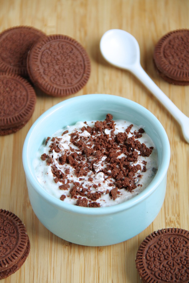 Cookies n Cream Cheesecake Dip! High in protein, low in fat, and loaded with cookie flavour || runningwithspoons.com