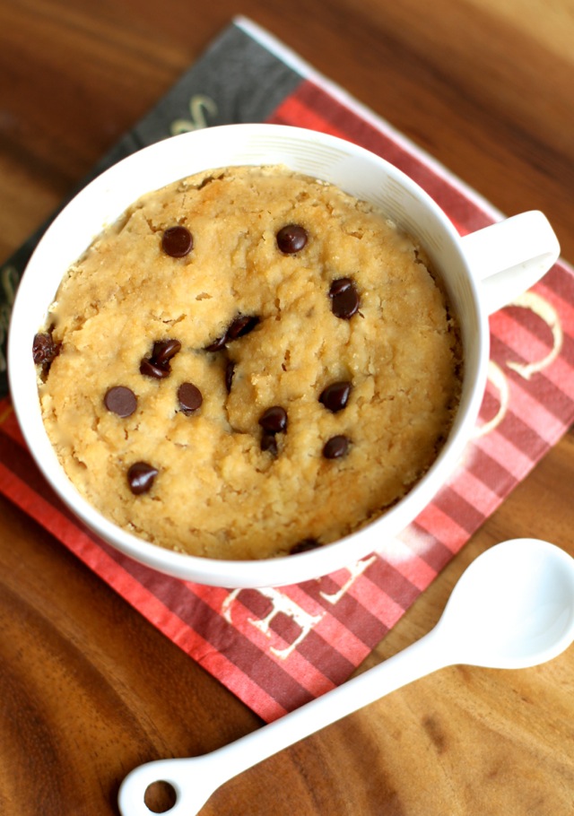 Banana Bread Mug Cake -- 5 minutes and 5 ingredients is all you need to make this healthy and delicious vegan mug cake! || runningwithspoons.com #glutenfree #vegan