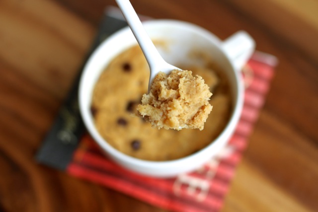 Banana Bread Mug Cake -- 5 minutes and 5 ingredients is all you need to make this healthy and delicious vegan mug cake! || runningwithspoons.com #glutenfree #vegan