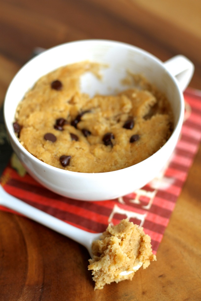 Banana Bread Mug Cake -- 5 minutes and 5 ingredients is all you need to make this healthy and delicious vegan mug cake! || runningwithspoons.com #glutenfree #vegan