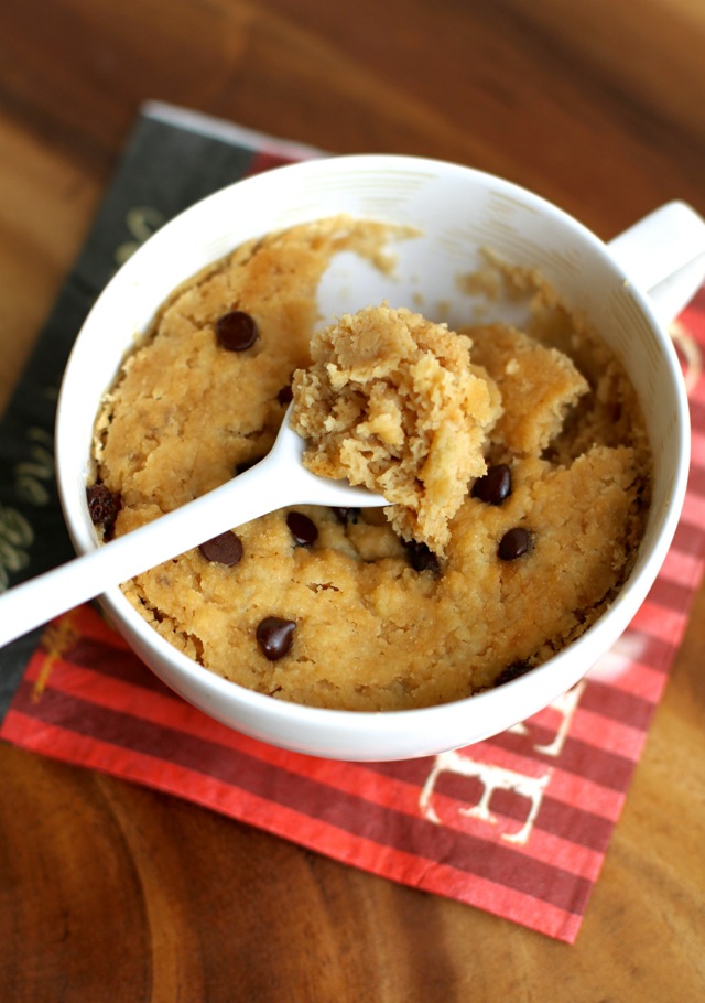 Banana Bread Mug Cake -- 5 minutes and 5 ingredients is all you need to make this healthy and delicious vegan mug cake! || runningwithspoons.com #glutenfree #vegan