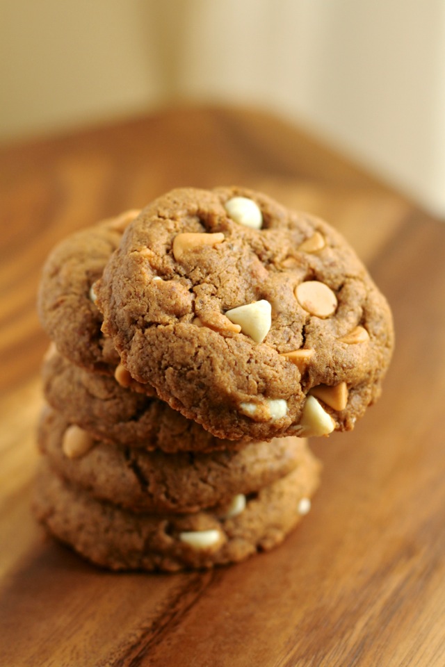 Flourless Almond Butter Cookies - 1 bowl, 5 simple ingredients, and no flour or butter!! | runningwithspoons.com #recipe #healthy