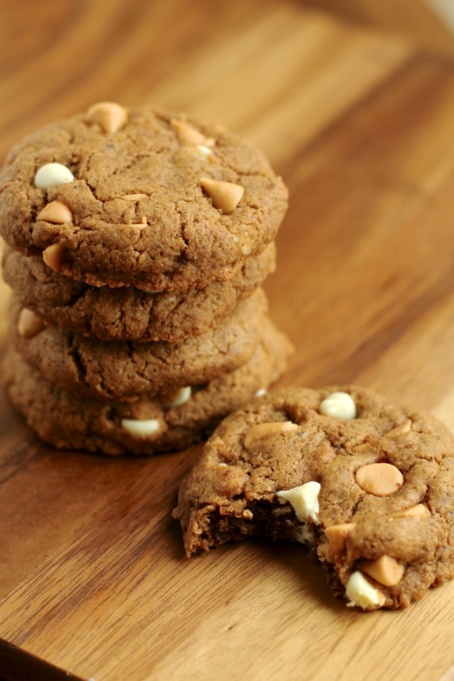 Flourless Almond Butter Cookies - 1 bowl, 5 simple ingredients, and no flour or butter!! | runningwithspoons.com #recipe #healthy