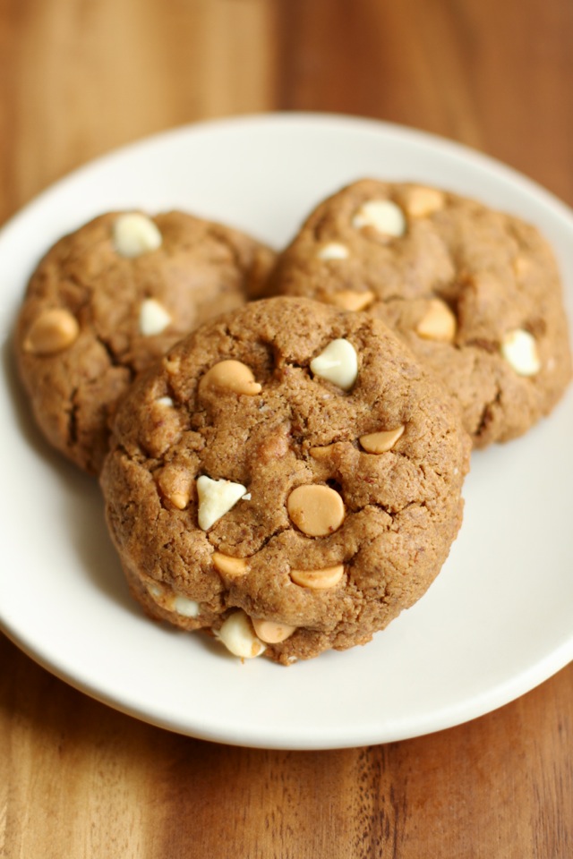 Flourless Almond Butter Cookies - 1 bowl, 5 simple ingredients, and no flour or butter!! | runningwithspoons.com #recipe #healthy