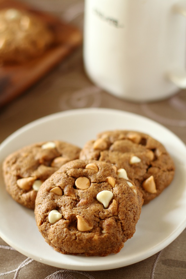 Flourless Almond Butter Cookies - 1 bowl, 5 simple ingredients, and no flour or butter!! | runningwithspoons.com #recipe #healthy