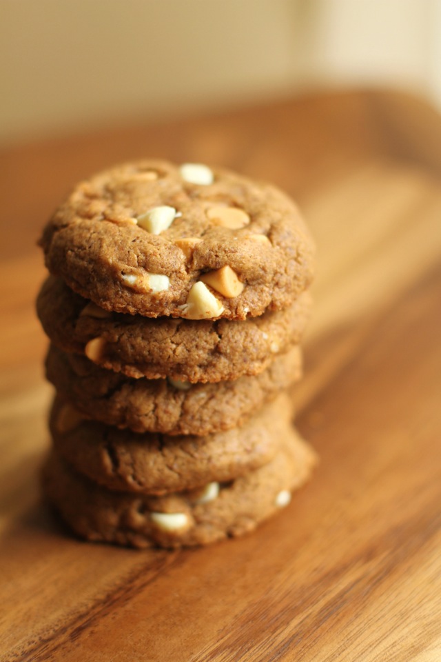 Flourless Almond Butter Cookies - 1 bowl, 5 simple ingredients, and no flour or butter!! | runningwithspoons.com #recipe #healthy