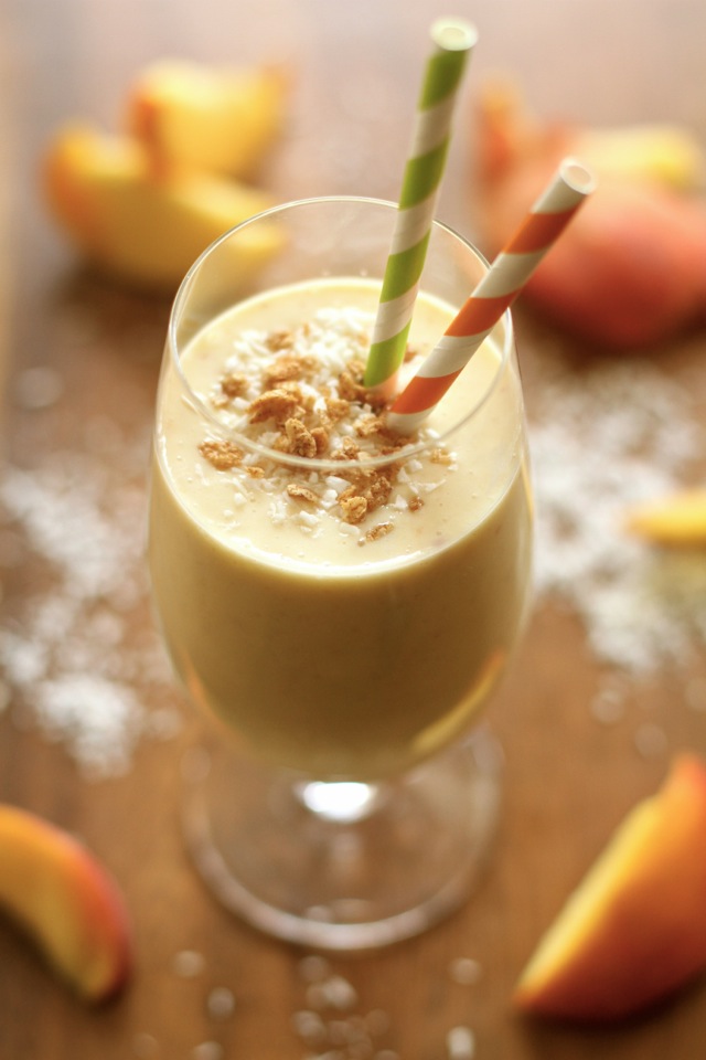 Peaches 'n' Cream Protein Smoothie -- thick, creamy, and boasting a whopping 15g of protein without the use of any powders! || runningwithspoons.com #peaches #protein #smoothie