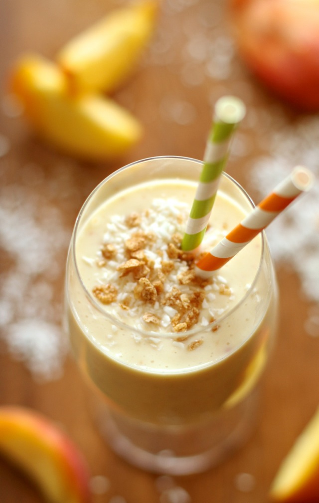 Peaches 'n' Cream Protein Smoothie -- thick, creamy, and boasting a whopping 15g of protein without the use of any powders! || runningwithspoons.com #peaches #protein #smoothie