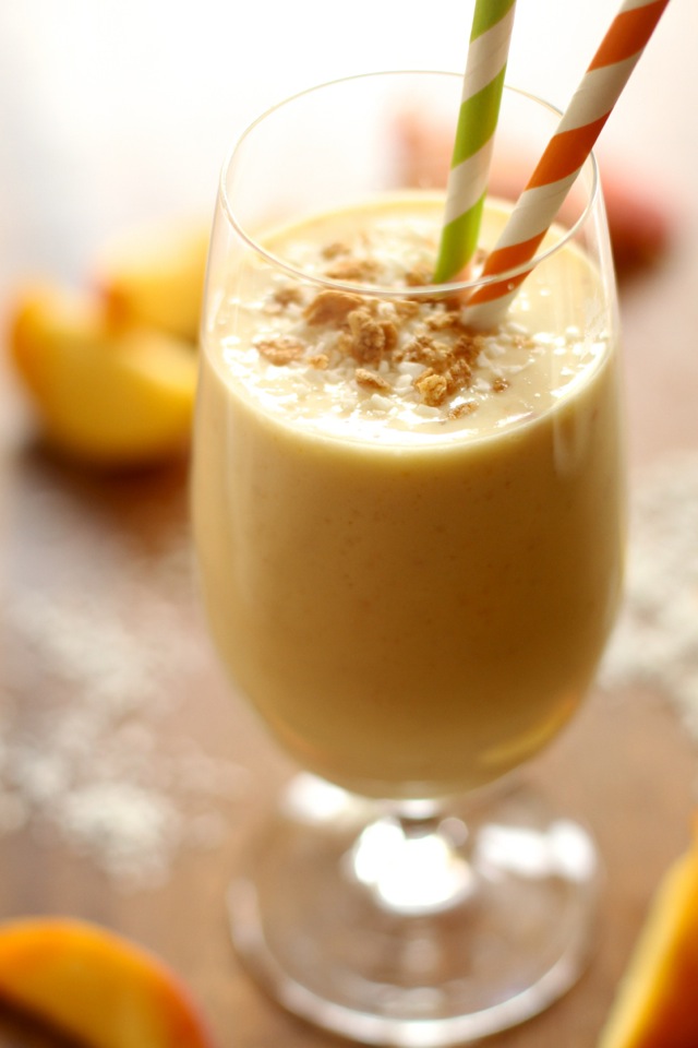 Peaches 'n' Cream Protein Smoothie -- thick, creamy, and boasting a whopping 15g of protein without the use of any powders! || runningwithspoons.com #peaches #protein #smoothie