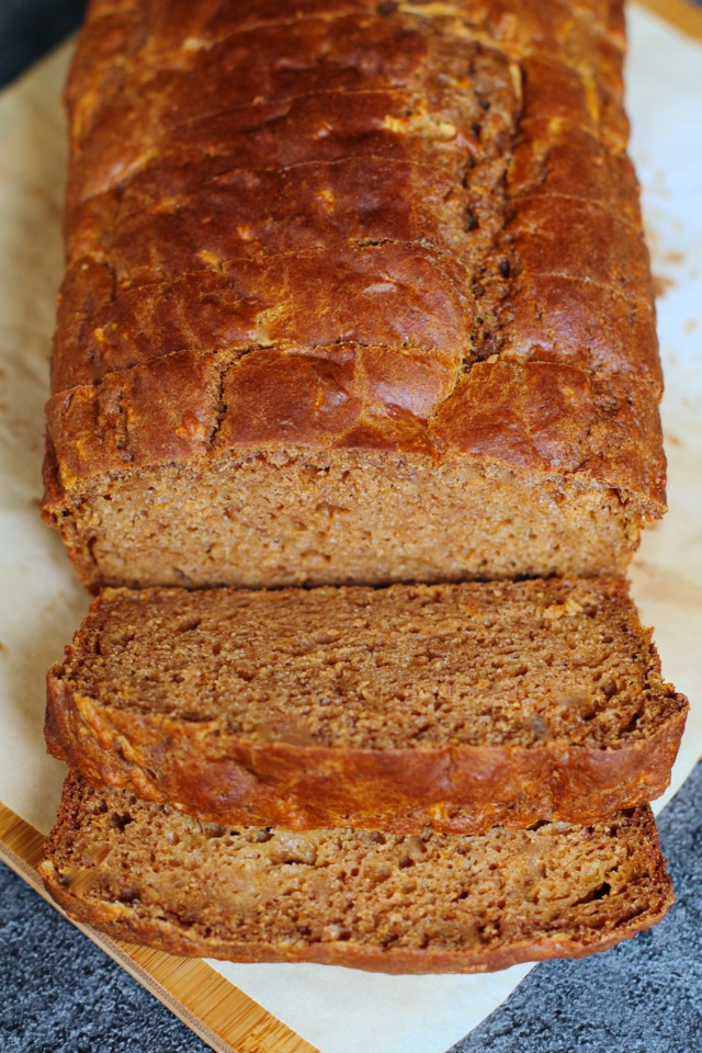 Spiced Greek Yogurt Applesauce Bread -- apples and warming spices compliment each other perfectly in this ridiculously soft and fluffy quick bread! || runningwithspoons.com