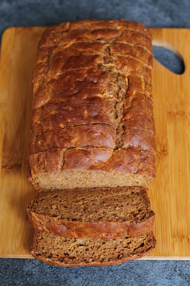 Spiced Greek Yogurt Applesauce Bread -- apples and warming spices compliment each other perfectly in this ridiculously soft and fluffy quick bread! || runningwithspoons.com