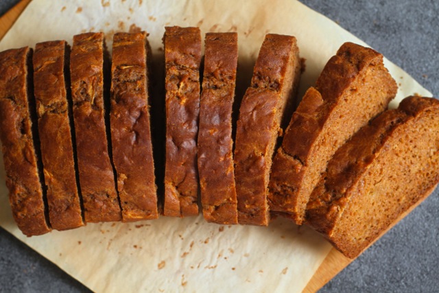 Spiced Greek Yogurt Applesauce Bread -- apples and warming spices compliment each other perfectly in this ridiculously soft and fluffy quick bread! || runningwithspoons.com