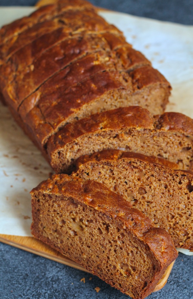 Spiced Greek Yogurt Applesauce Bread -- apples and warming spices compliment each other perfectly in this ridiculously soft and fluffy quick bread! || runningwithspoons.com