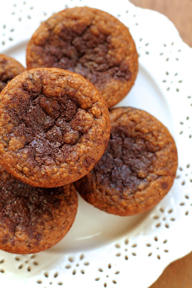 Flourless Pumpkin Pie Muffins -- you won't miss the flour, oil, or sugar in these soft and tender muffins! || runningwithspoons.com #glutenfree #pumpkin #muffins