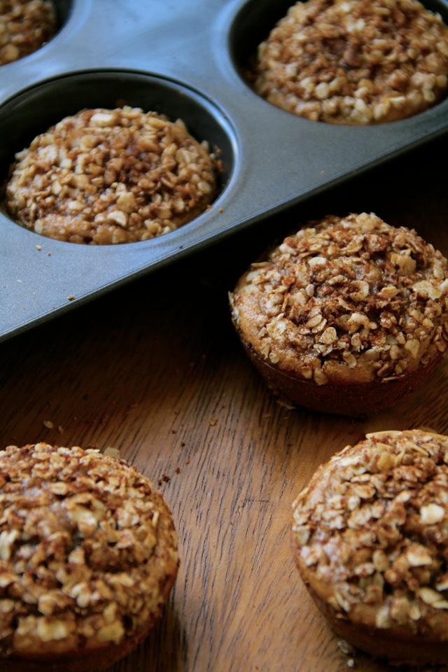 Flourless Apple Cinnamon Muffins -- soft, sweet, and made without flour, oil, or refined sugar! || runningwithspoons.com #apple #muffin